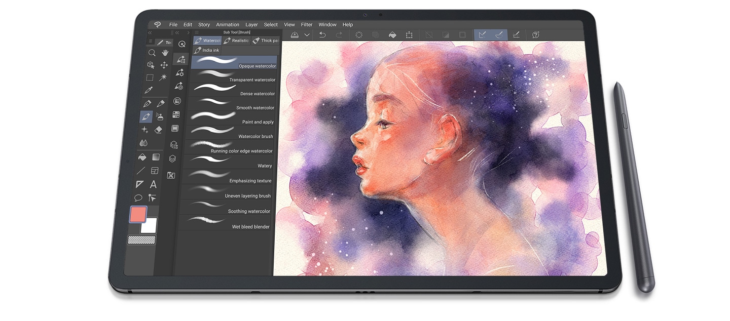 Chipul unei fete desenat în Clip Studio Paint pe ecranul tabletei. S Pen este alături, cu logo-ul Clip Studio Paint in partea de jos