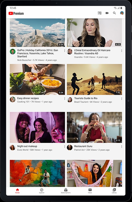 Youtube Premiumpe ecranul unei tablete Galaxy Tab S7+, afisand o varietate de videouri, cu logo-ul Youtube Premium in partea de jos a ecranului