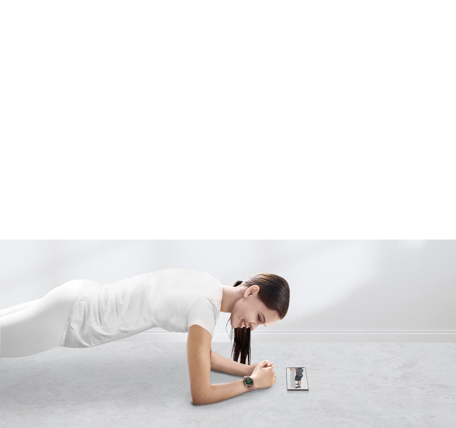 Woman in plank position, following a home workout program that is cast from a Galaxy smartphone onto the TV. The 45mm Galaxy Watch3 in Mystic Black is connected to measure her heart rate.
