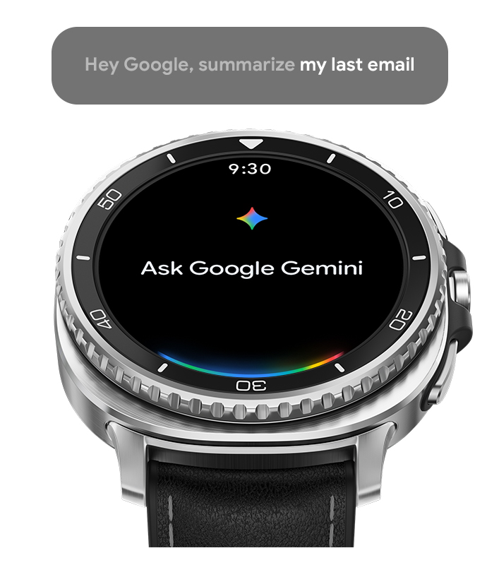 Mírně nakloněné Galaxy Watch8 Classic se zobrazeným časem 9:30 a textem Ask Google Gemini na displeji. Nad zařízením je textové pole, které znázorňuje, že uživatel používá funkci Google Gemini dostupnou na Galaxy Watch8 Classic. V textovém poli je napsáno „Hey Google, Summarize my last email“ („Hej Google, shrň můj poslední e-mail“). Logo Google Gemini.