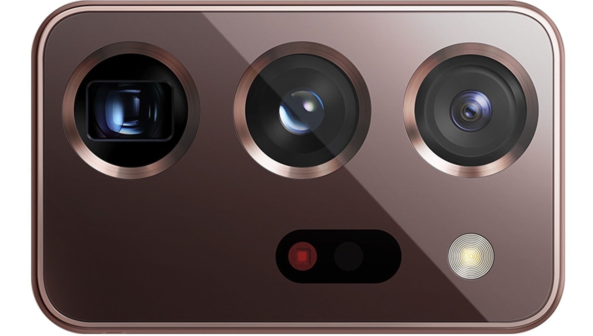 Extrémní detail trojitého zadního fotoaparátu Galaxy Note20 Ultra, zobrazeného bez telefonu.