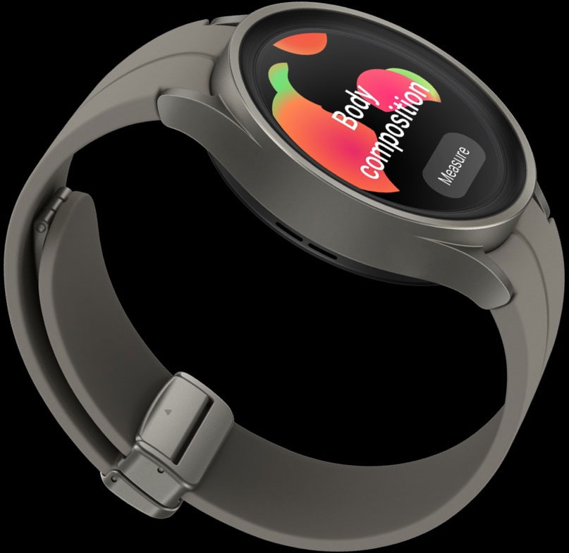 Die Galaxy Watch5 Pro ist leicht geneigt zu sehen. Das Zifferblatt zeigt die Benutzeroberfläche zur Messung der Körperzusammensetzung.