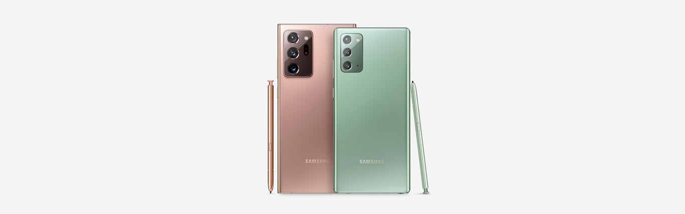 Ein Samsung Galaxy Note20 Ultra in Mystic Bronze mit 512GB Speicher und 5G Konnektivität und ein Samsung Galaxy Note20 in Mystic Green mit 256GB Speicher und 5G Konnektivität werden von der Rückseite mit den S Pens gezeigt.