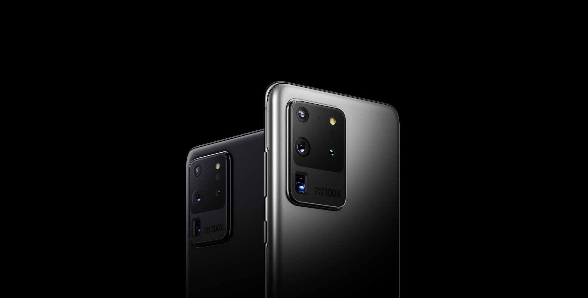 Zwei Galaxy S20 Ultra Smartphones, das eine in Cosmic Black und das andere in Cosmic Gray, von der Rückseite aus in einem Dreiviertel-Winkel dargestellt. Sie bewegen sich aufeinander zu, und eines verschwindet hinter dem anderen, sodass eines direkt von hinten zu sehen ist. Es erfolgt eine Überlagerung mit Weiß, bis nur noch die Vierfach-Hauptkamera zu sehen ist.