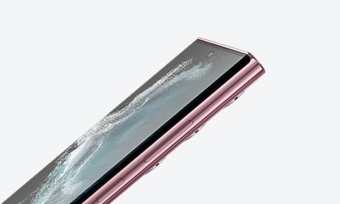 Ein Galaxy S22 Ultra in Burgundy wird in drei Ansichten gezeigt: von vorne, von hinten und von der Seite. Der S Pen lehnt seitlich an dem Gerät.