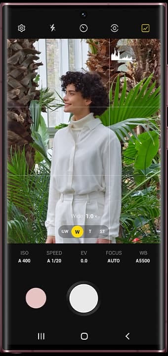Das Galaxy S22 Ultra, von vorne gesehen. Die Kamera-App ist geöffnet und zeigt eine Frau.