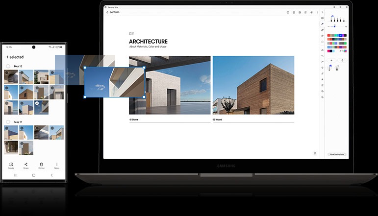 Die Galerie-App ist auf einem Galaxy S23 Ultra geöffnet. Daneben ist auf einem Laptop-Bildschirm eine Architekturpräsentation geöffnet. Ein Foto wird aus der Galerie-App des Galaxy S23 Ultra per Drag & Drop in die Präsentation auf dem Laptop-Bildschirm gezogen.