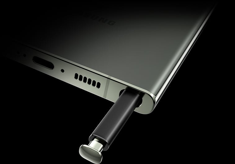 Eine Nahaufnahme des unteren Teils des Galaxy S23 Ultra, schräg von hinten gesehen. Der S Pen ist leicht aus der Unterseite des Smartphones herausgezogen.