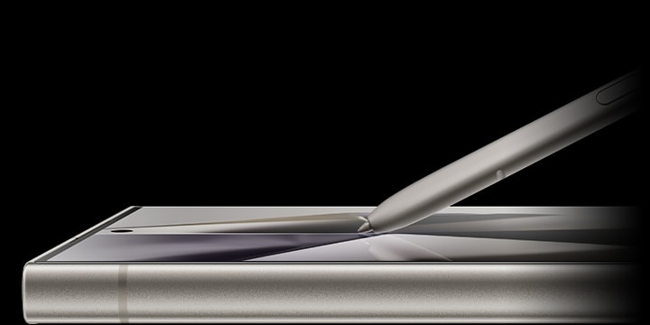 Ein S Pen schwebt über dem Display des Galaxy S24 Ultra.