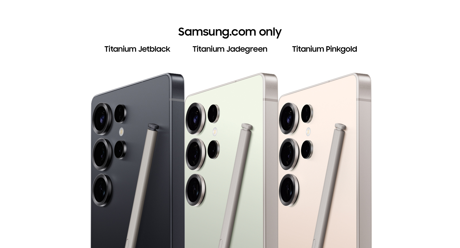 Es wird von einem Galaxy S25 Ultra in der online-exklusiven Farbe Titanium Jetblack weggezoomt. Die Seitenansicht wechselt zur Rückansicht. Das Smartphone bewegt sich zur Seite. Daraufhin erscheinen zwei weitere Galaxy S25 Ultra dahinter und stellen sich auf, um andere online-exklusive Farben zu zeigen, nämlich Titanium Jadegreen und Titanium Pinkgold. Sie wechseln zu ihrer Vorderansicht und danach wieder zurück zu ihrer Rückansicht, während drei S Pen von oben auf die Rückseiten der Smartphones „fallen“.