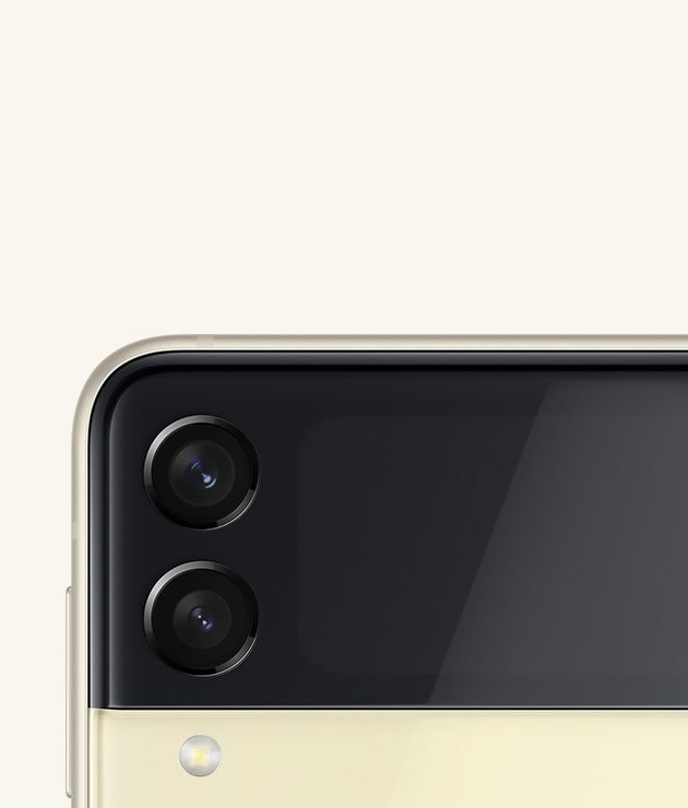 Die Rückseite eines Galaxy Z Flip3 5G, auf der die Position der Objektive der Hauptkamera zu sehen ist.