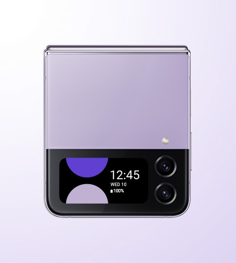 Galaxy Z Flip4 in Bora Purple geklappt und aus zwei Blickwinkeln betrachtet, um das Frontdisplay und das Scharnier zu zeigen.