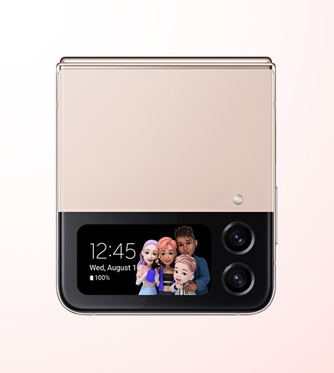 Ein zusammengeklapptes Galaxy Z Flip4 in Pink Gold mit einem personalisierten AR-Emoji als Zeitanzeige auf dem Frontdisplay.