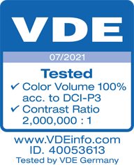 Man sieht das VDE-Logo. 07/2021 Getestetes Farbvolumen 100% nach Farbbereich DCI-PE. Kontrastverhältnis 2.000.000 zu 1. www.VDE info.com. ID 40053613 Zertifiziert von VDE Deutschland.