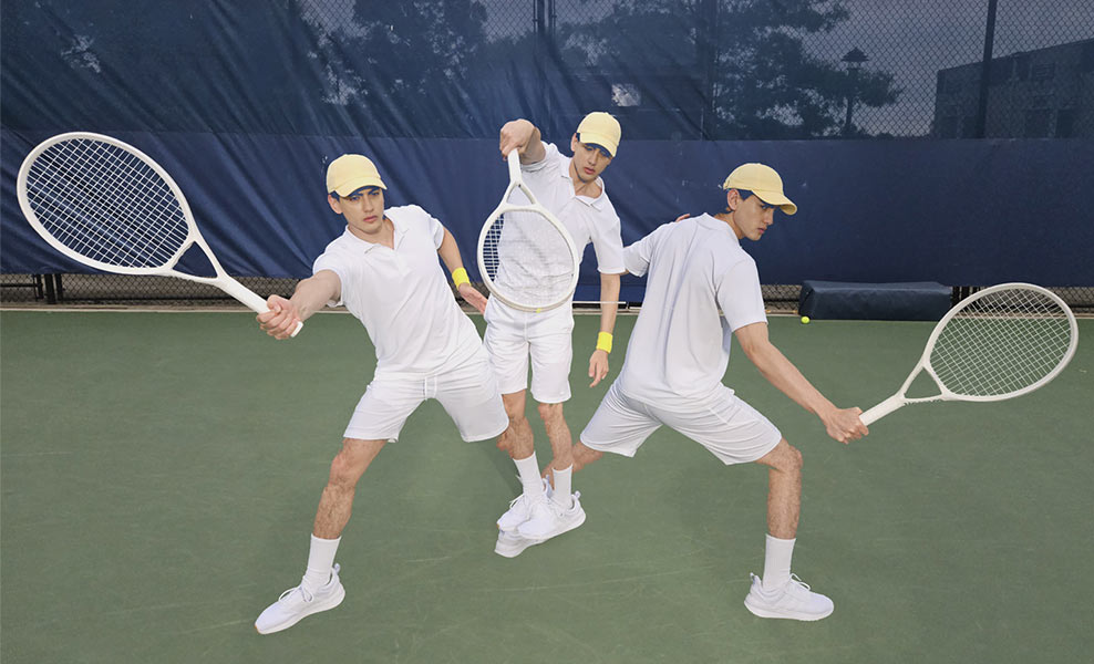 Ein Tennisspieler macht drei verschiedene Posen, die mit dem Tool für Mehrfachbelichtungen von Expert Raw zu einem Bild kombiniert werden.