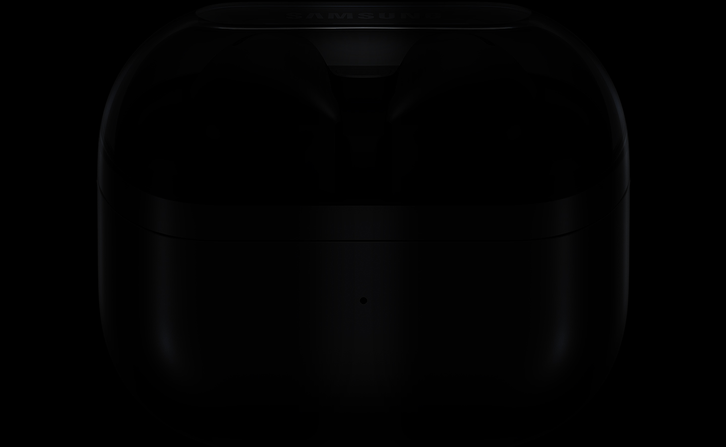 زوج من سماعات الأذن Galaxy Buds3 Pro بلون فضي في علبة مغلقة مع ضوء أخضر يومض في الوسط.