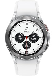 ساعة Galaxy Watch4 Classic باللون الفضي، وشاشة أمامية تعرض الوقت بالرقم "10:08".
