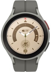ساعة Galaxy Watch5 Pro باللون الرمادي التيتانيوم، وشاشة أمامية تعرض الوقت بالرقم "10:08".