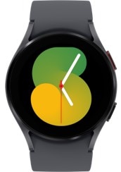 ساعة Galaxy Watch5 باللون الرمادي، وشاشة أمامية تعرض الوقت بالرقم "5:05".
