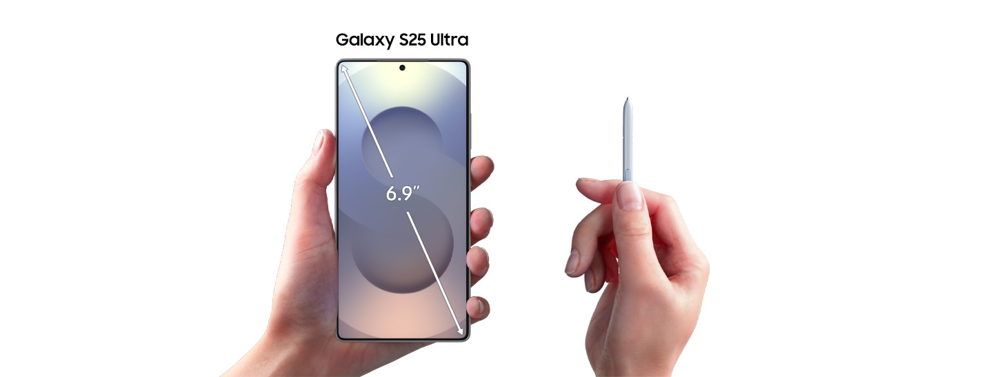 يد تحمل هاتف Galaxy S25 Ultra مع ظهور عبارة: حجم الشاشة 6.9 بوصة، ويد أخرى تحمل قلم  S Pen.