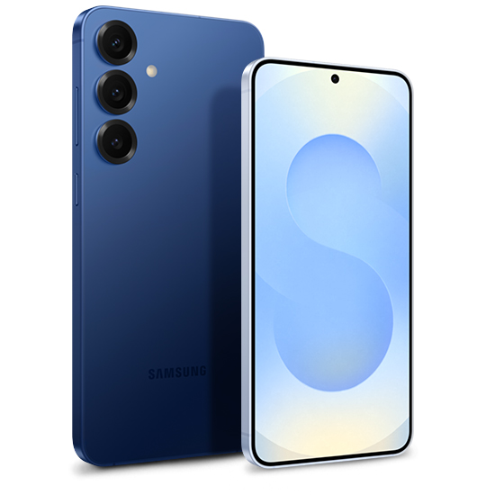 يظهر هاتف Galaxy S25 plus بلون كحلي وهاتف Galaxy S25 بلون أزرق ثلجي وهما يقفان بزاوية صغيرة للغاية. يُرى هاتف Galaxy S25 plus الأكبر حجماً من جهته الخلفية ويُرى هاتف Galaxy S25 من الشاشة الرئيسية.