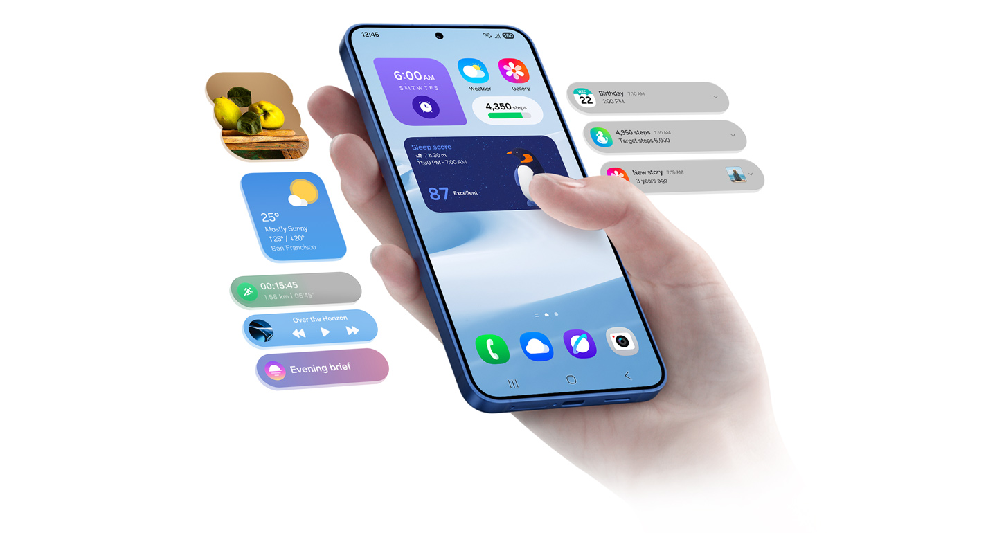 عرض هاتف Galaxy S25 plus مع ظهور عناصر واجهة المستخدم (Widget) على الشاشة الرئيسية. الجهاز محاط بعناصر واجهة المستخدم (Widget) والإشعارات: من اليسار معرض الصور، الطقس، الموسيقى، التمرين، والمؤقت وهي تنبيهات Now Bar. ومن اليمين يمكنك رؤية الإشعارات.