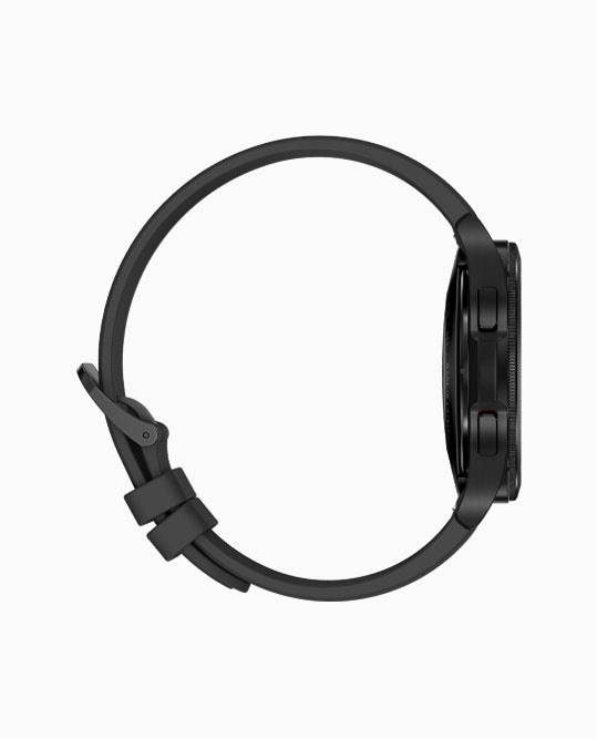 Una correa Ridge Sports Band de color negro unida a la estructura de un Galaxy Watch4 Classic de color negro en una vista lateral, mostrando el ángulo curvado que se ajusta a la muñeca.