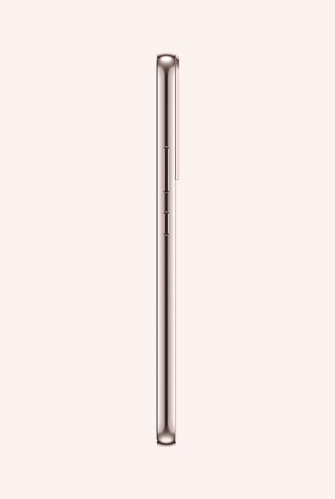 Dos teléfonos Galaxy S22 Plus en Pink Gold. Uno ofrece un primer plano de la cámara trasera. El otro se ve desde un lado para mostrar el diseño simétrico.