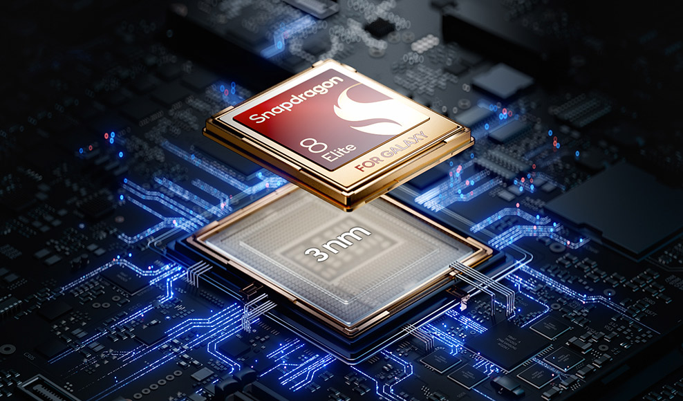 Un chipset Snapdragon 8 Elite rojo y dorado para el Galaxy flota sobre un chip plano negro con la inscripción “3 nm”.
