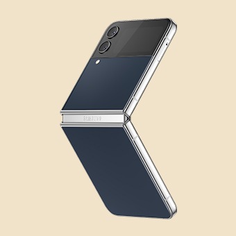Galaxy Z Flip4 en modo Flex visto desde un ángulo que muestra sus paneles frontal y trasero en color azul marino personalizado Bespoke Edition y el marco plateado.