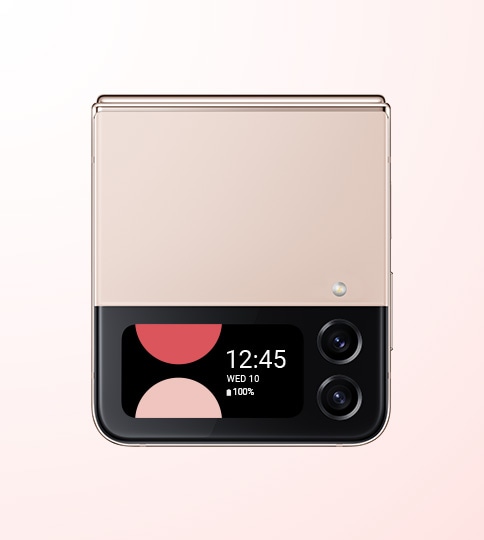 Galaxy Z Flip4 Pink Gold plegado y visto desde dos ángulos para mostrar la Front Cover y la bisagra.