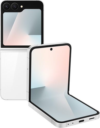 Se ve un Galaxy Z Flip7 FE en blanco desplegado por detrás y otro dispositivo en FlexMode desde la pantalla principal.