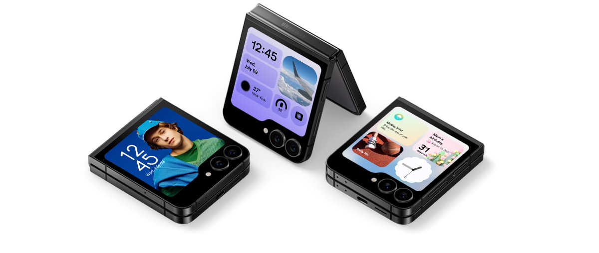 Se pueden ver tres dispositivos Galaxy Z Flip7 FE en color negro en varias posiciones. En cada una de sus pantallas externas, se ve el fondo de pantalla de reloj, el widget Brief y la pantalla de inicio de la cubierta.