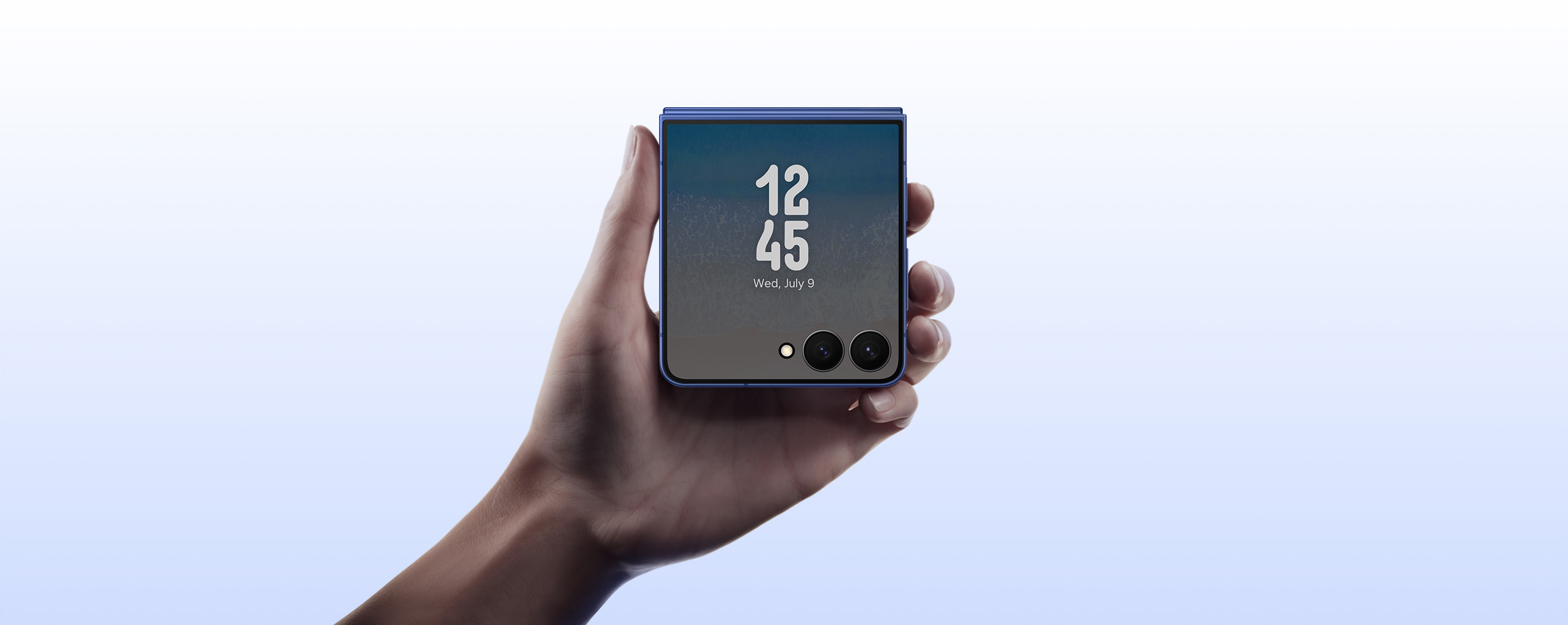 Se ve Galaxy Z Flip7 sostenido. La pantalla externa pasa de oscura a brillante.