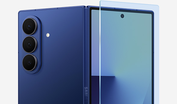 Se ve un Galaxy Z Fold7 desplegado en su mayoría por detrás. Una capa de vidrio protector está suspendida por encima de la pantalla externa.