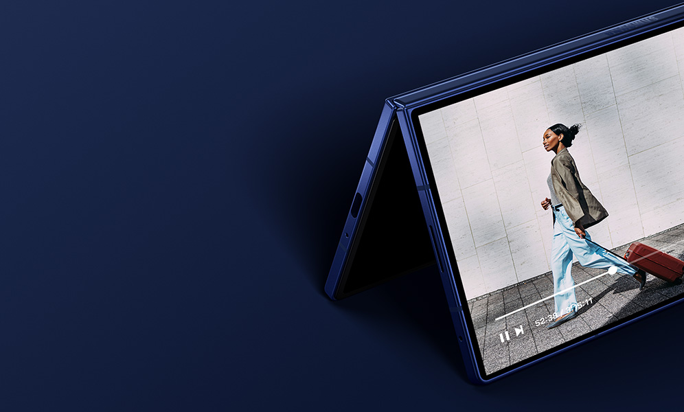 En la pantalla externa de Galaxy Z Fold7 se transmite en línea un vídeo de unas 3 horas y 15 minutos de duración.