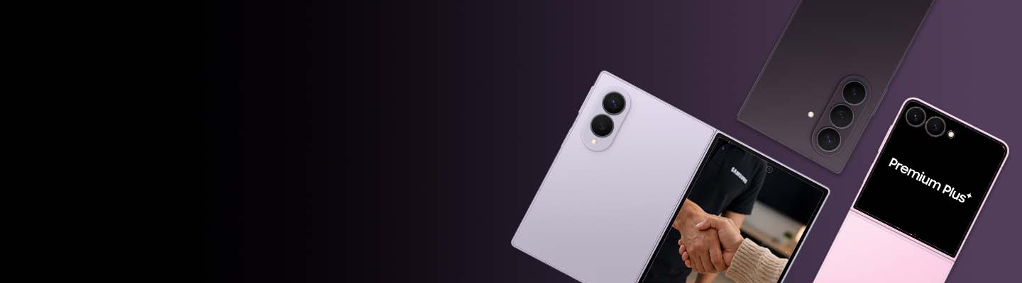 Un Galaxy Z Fold8 Ultra, Galaxy Z Fold8, Galaxy Z Flip8 con la imagen de un hombre con camiseta del logo de Samsung estrechando la mano a una mujer con jersey beige