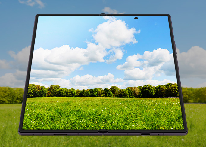 Un Galaxy Z Fold8 Ultra desplegado visto desde la pantalla principal. La pantalla es tan brillante que se ve con claridad incluso en exteriores.