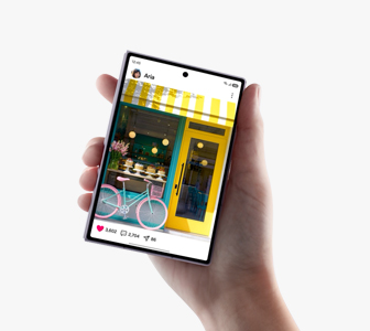 El Galaxy Z Fold8 se sujeta cómodamente con una mano. Se reproduce contenido de redes sociales en la pantalla exterior.