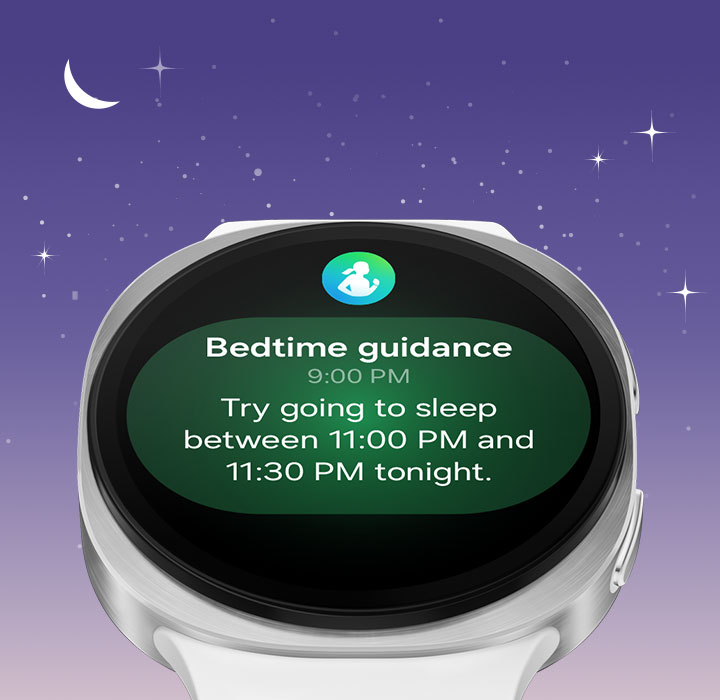 Galaxy Watch8 näkyy hieman kallistetusta etunäkymästä, näyttäen Nukkumaanmeno-ohjeet tekstimuistutuksella 'Yritä mennä nukkumaan tänä iltana klo 23:00 ja 23:30 välillä'.