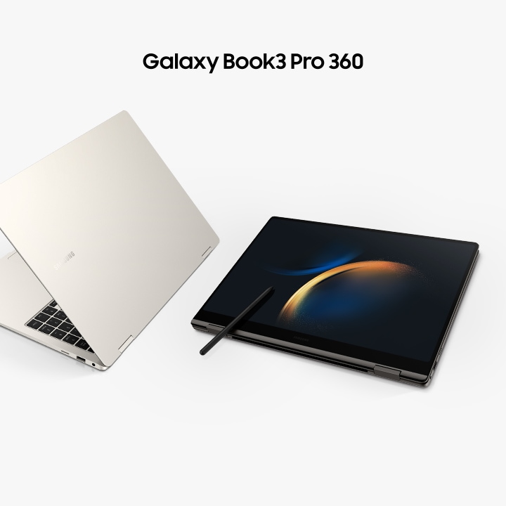To Galaxy Book3 Pro 360 -enheter er side om side. Den til venstre er beige og litt åpen, orientert til venstre. Den til høyre er grafitt i fargen og brettet fullstendig tilbake, med et svart tapet og en S -penn plassert på skjermen