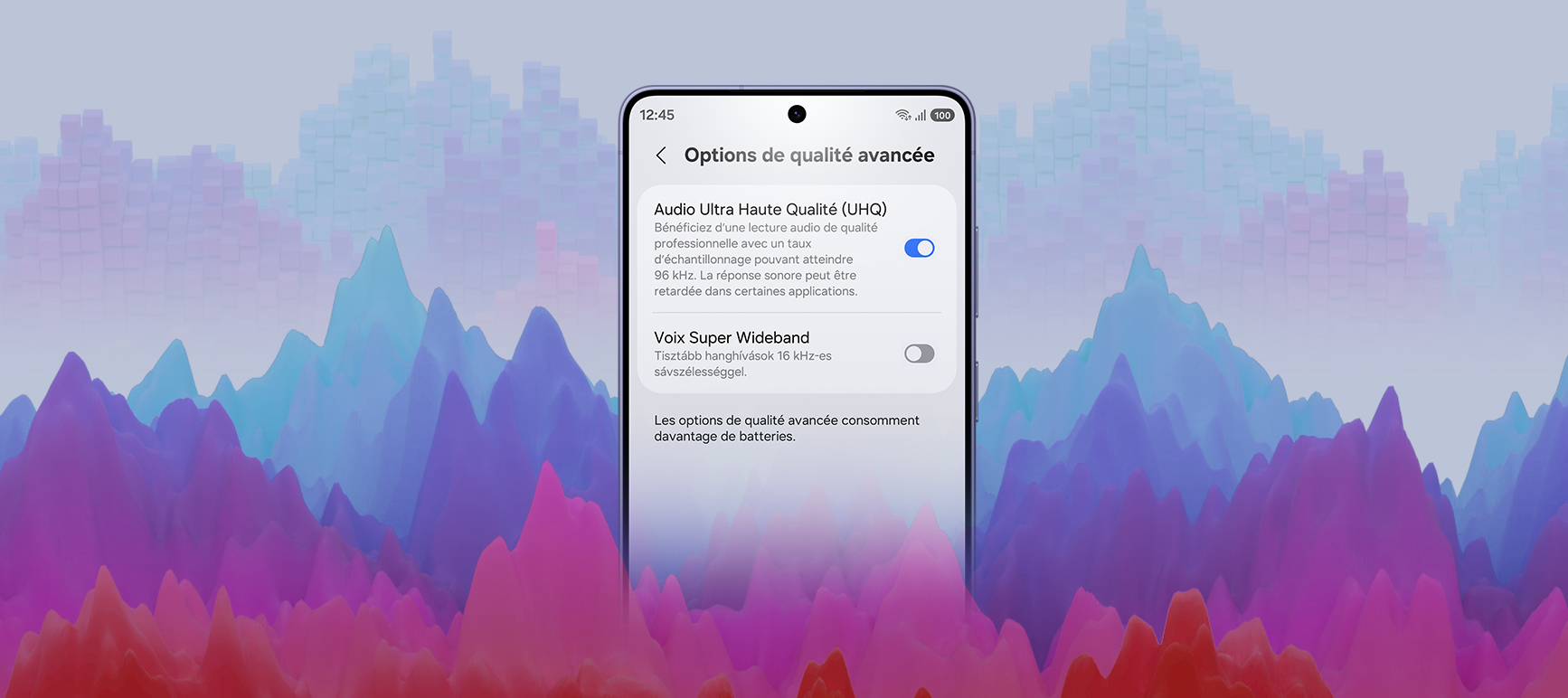 Un smartphone Galaxy avec l’écran «&nbsp;Options de qualité avancées&nbsp;» ouvert. Sur l’écran, l’option «&nbsp;Audio ultra haute qualité (UHQ)&nbsp;» est activée et l’option «&nbsp;Voix super large bande&nbsp;» est désactivée. Devant l’écran se trouve une paire d’écouteurs blancs Galaxy Buds4 Pro.