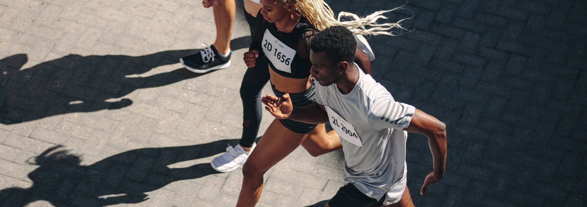 People running in a marathon can be seen to illustrate the Auto Detect feature of Galaxy Ring.