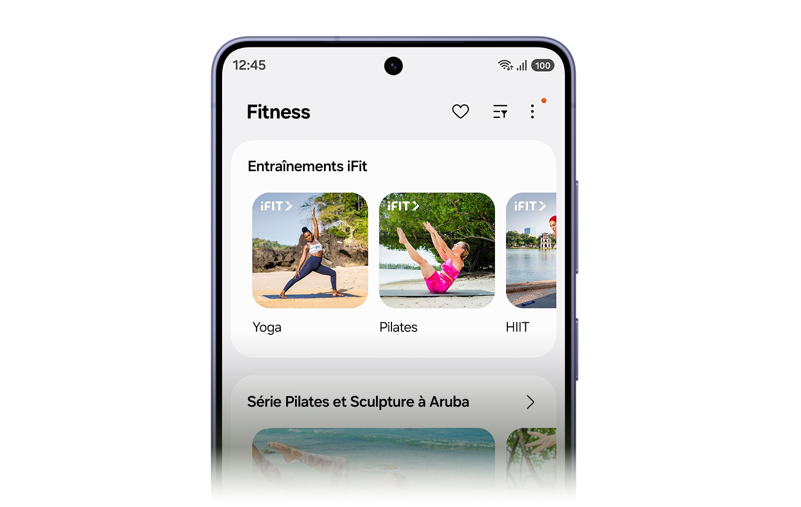 Sur l’écran du smartphone haut de gamme Samsung Galaxy S26, l’application iFIT est ouverte et propose différentes options d’entraînement, notamment le yoga, le Pilates et le HIIT.