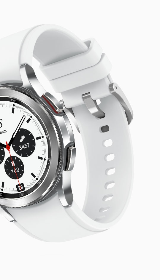 La partie intérieure d’un bracelet sport strié est représentée. Le bracelet est relié à une montre Galaxy Watch 4 Classic argent.