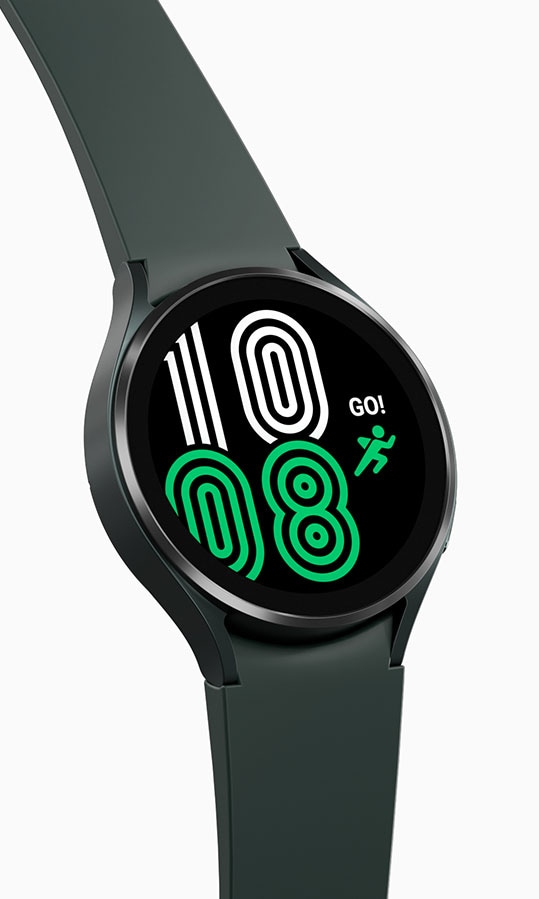 Une Galaxy Watch 4 verte affiche l’heure sur son cadran avec un design vert et blanc, accompagné d’une icône de course verte.