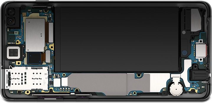 Le Galaxy S10 en mode paysage sans écran, qui présente les composants internes, dont le système de refroidissement avec chambre à vapeur.
