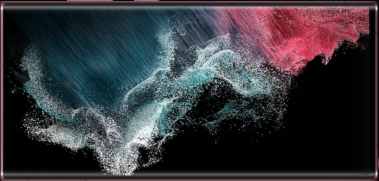 Gros plan sur le Galaxy S22 Ultra vu de face et arborant un fond dʼécran graphique coloré. Le fond dʼécran est sombre, mais la luminosité de lʼécran commence à augmenter, laissant place à un affichage clair et lumineux.