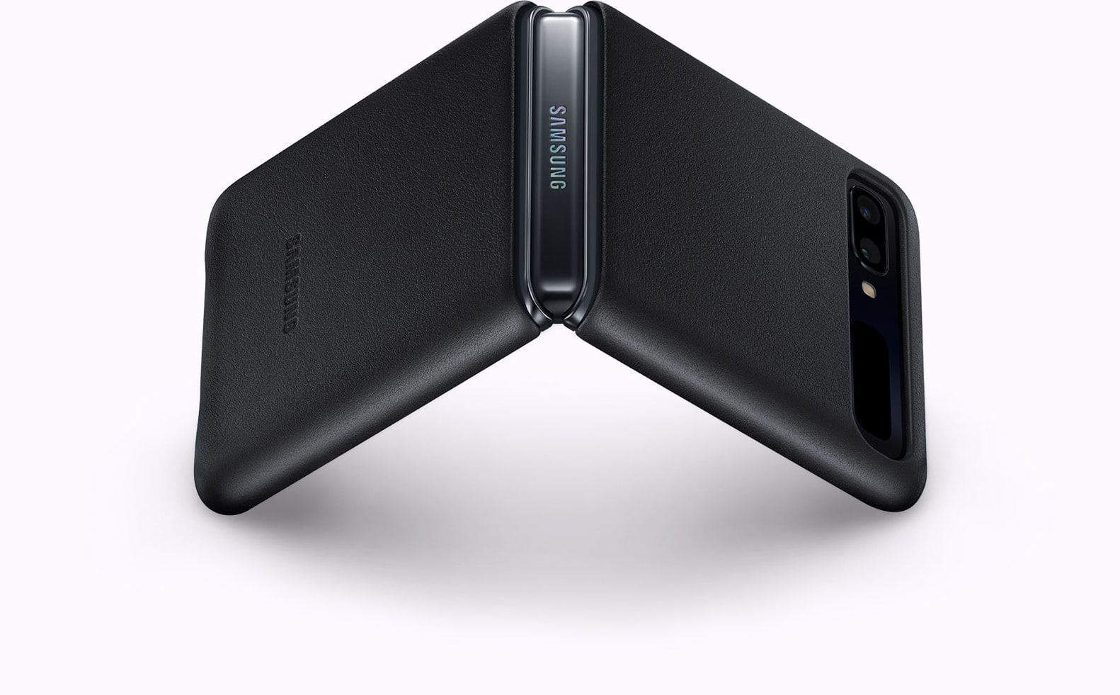 Galaxy Z Flip vue de la charnière, légèrement fermé, dans sa coque en cuir.