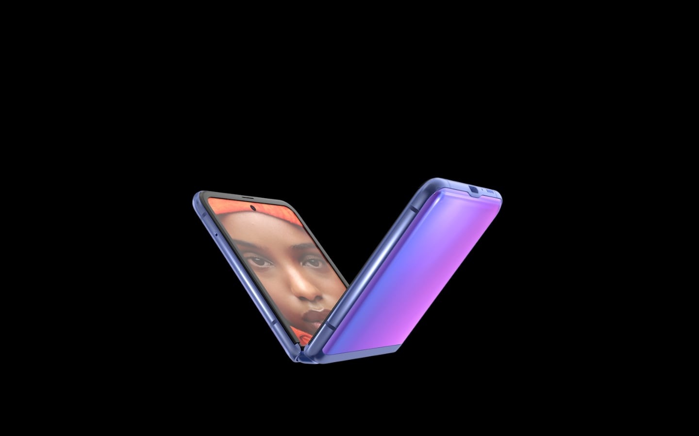 Galaxy Z Flip en Mirror Purple vu de trois quart. Il tourne sur lui-même au fur et à mesure que l'utilisateur scroll la page vers le bas pour terminé replié. 